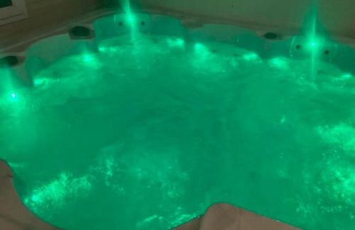 Swarland Resort | Otters Rural Retreat - Private Hot-Tub & Free Golf for guests included