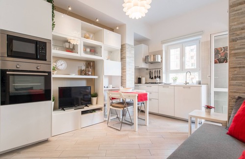 Universita Apartment | Ottoboni12 House, 2 + 2, modern and welcoming, A /C, WiFi, Metro A