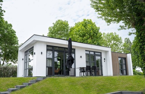 Maurik House | Our luxurious, attractive and detached holiday villas for 4 people 95% have a unique view of the water and/or one of the marinas. The luxurious villa offers a lot of privacy, a high level of comfort and has a spacious hardwood outdoor terrace. All th