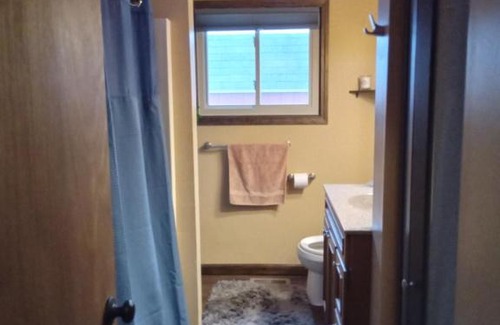 Lansing House | Outdoor Hot Tub and Cozy King Bed