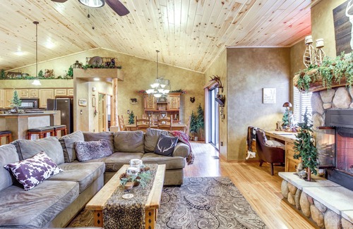 Torreon Cabin | Outdoor Oasis: Family-Friendly Cabin in Show Low!