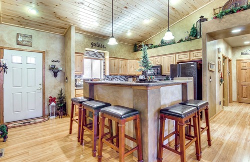 Torreon Cabin | Outdoor Oasis: Family-Friendly Cabin in Show Low!