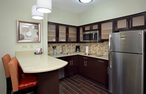 Braeswood Place Condo | Outdoor Pool + Free Breakfast + 24 Hour Fitness Center | Near Houston Medical Center