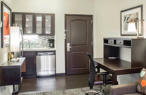 Jacksonville Condo | Outdoor Pool. Free Breakfast. Gym. Near Camp Gelger & Camp Johnson.