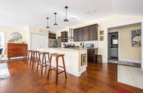 Glendale House | Outdoor Sauna, Hot tub, Fire Pit, Dogs Welcome!