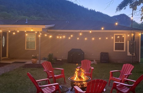 Glendale House | Outdoor Sauna, Hot tub, Fire Pit, Dogs Welcome!