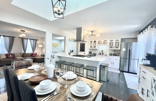 Geneva House | OutdoorOasis-King bed-Fire Pit-Mins to town-EV charger