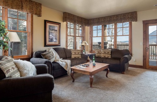 Jackson Condo | Outpost: Grand View 3110 -Walk to Town Square! AC!