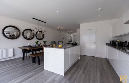 Milton Keynes House | Outstanding 5 Bedroom Townhouse, Canal Views