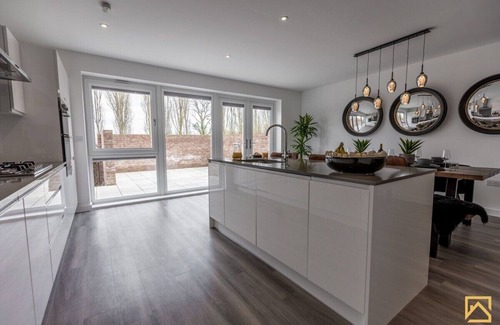 Milton Keynes House | Outstanding 5 Bedroom Townhouse, Canal Views
