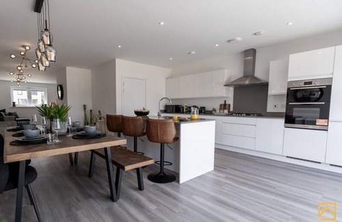 Milton Keynes House | Outstanding 5 Bedroom Townhouse, Canal Views