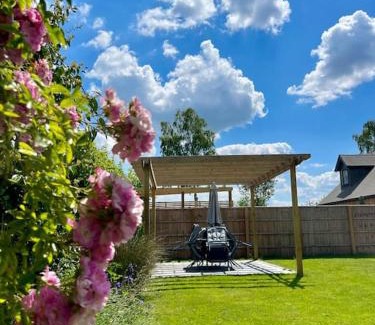 Bedford House | Outstanding 6 Bedroom House Cotton End, Bedford