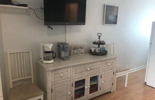 Stone Harbor Condo | Outstanding efficiency unit located ideally between the shopping district of Stone Harbor and the beach at Sea Mist.