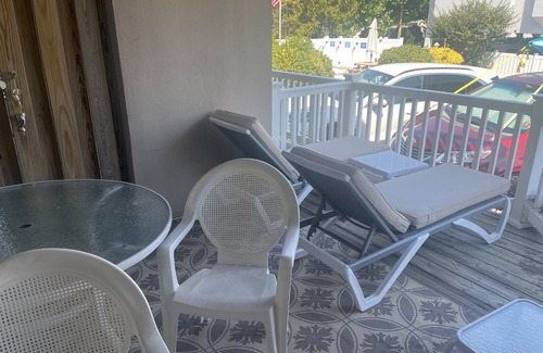 Stone Harbor Condo | Outstanding efficiency unit located ideally between the shopping district of Stone Harbor and the beach at Sea Mist.