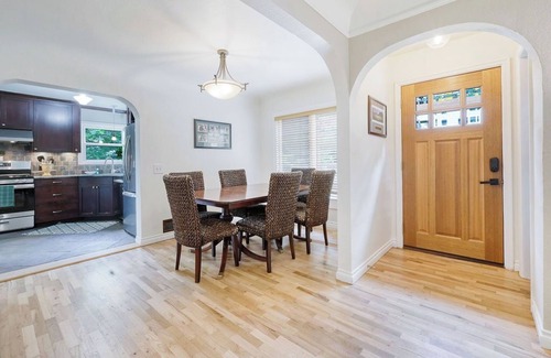College Hill House | Outstanding Eugene Bungalow on College Hill. 1 mile from U of O Campus