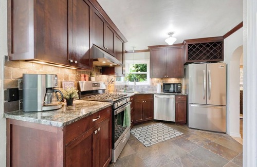 College Hill House | Outstanding Eugene Bungalow on College Hill. 1 mile from U of O Campus