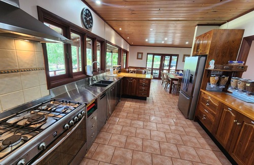 Bilpin Cabin | Outstanding family holiday - group B&B/farmstay in Bilpin, Blue Mountains.