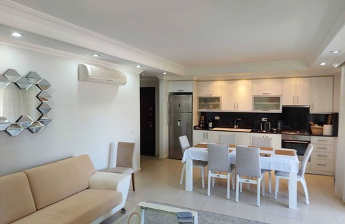 Side Apartment | Outstanding two bed home in popular community