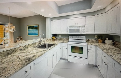 Pelican Bay Condo | Overlook Club Pelican Golf AND walk to beach -30 Day rental min for March 2025