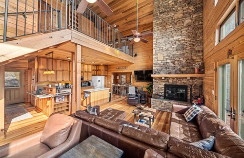 Marshall House | Overlook Mountain Retreat | Million Dollar Views, Fire Pit and Hot Tub!