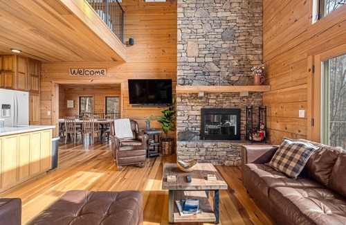 Marshall House | Overlook Mountain Retreat | Million Dollar Views, Fire Pit and Hot Tub!