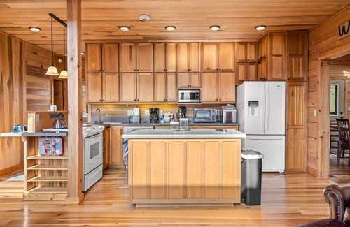 Marshall House | Overlook Mountain Retreat | Million Dollar Views, Fire Pit and Hot Tub!