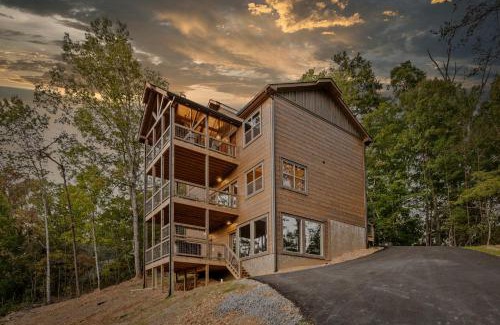Gatlinburg - Pigeon Forge House | Overlook Swim Lodge - Indoor Heated Pool, 3 Decks, Hot Tub, Theatre, Game Room - Minutes to PF & Dollywood