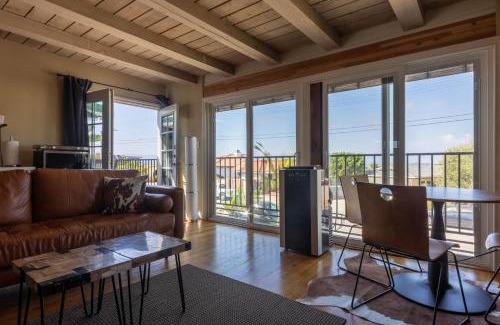 Playa Del Rey House | Overlooking Marina del Rey sailboats, is Green Ginger Playa Del Rey on the bluff,