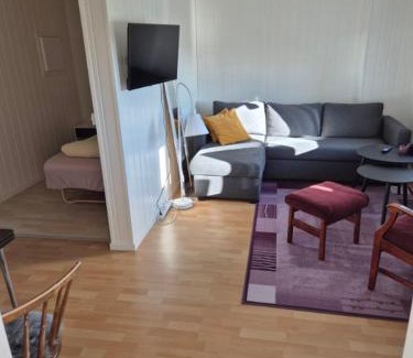 Lebesby Apartment | Overnatting Kjøllefjord, Hybelleilighet med kjøkkenkrok og eget bad