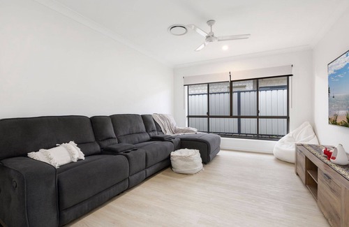 Pialba House | Oversized 1 bedroom on Oceanblue