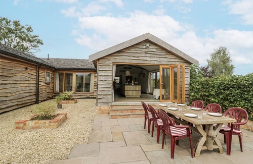 Priors Marston Cottage | OWL BARN, pet friendly, character holiday cottage in Farnborough
