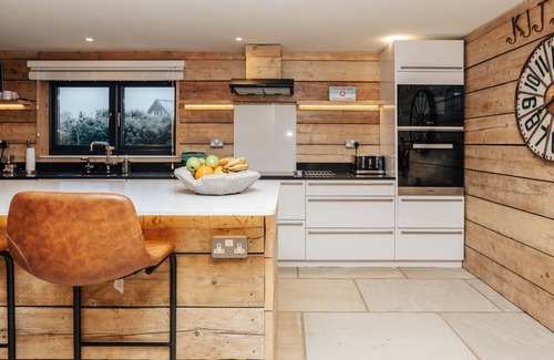 Cuddesdon House | Owl Barn - Ski Chalet Style