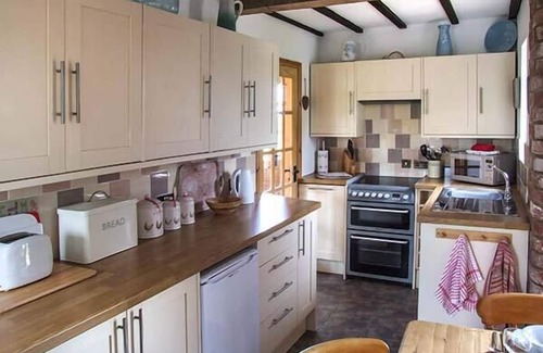 Napton-on-the-Hill Cottage | OWL COTTAGE, pet friendly, with hot tub in Napton-On-The-Hill