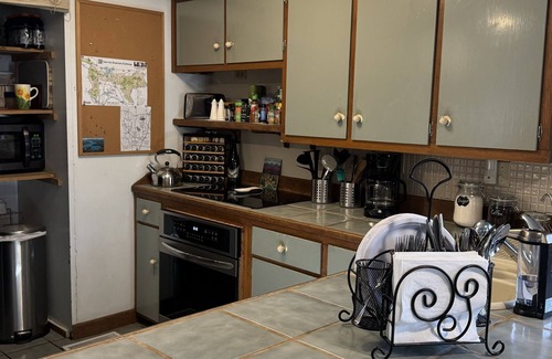 Carbondale House | Owl's Nest is a perfect getaway in the woods with lakes nearby. Pet friendly!