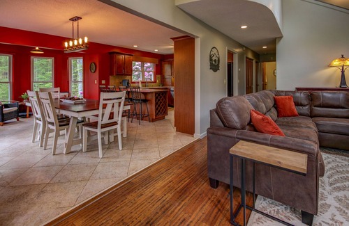 Mars Hill House | Owl’s Nest Treetop Oasis - 25 to AVL