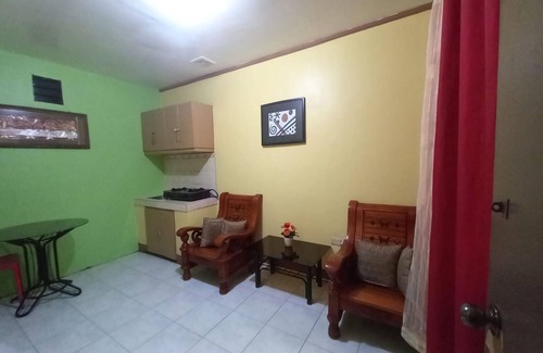Naga Hotel | OYO 1048 Jomckayl Apartelle