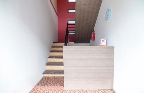 Pontianak Hotel | OYO 2187 Hm Guest House