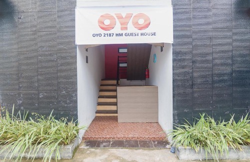 Pontianak Hotel | OYO 2187 Hm Guest House