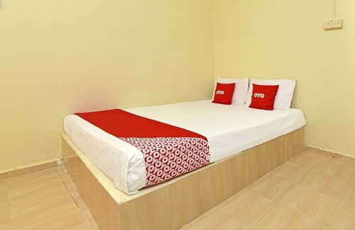 Kampung Ru Muda Hotel | OYO 90689 Chalet Kak Siti