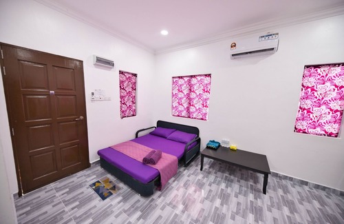 Kawasan Perindustrian Chendering Hotel | OYO 90908 Noor Arfa River Chalet
