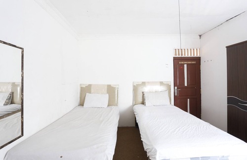 Borneo Hotel | OYO 93127 Penginapan Budhe Sri
