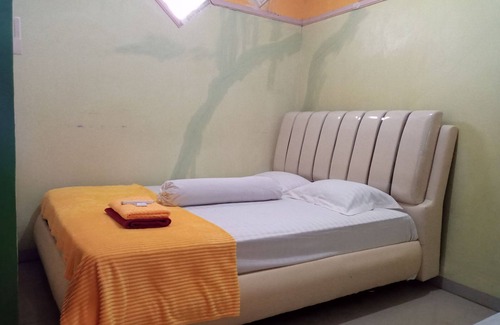 Sulawesi Hotel | OYO 93532 Kost Nian Syariah Near SPBU Pertamina 74.91657 Mattirotasi Sidrap