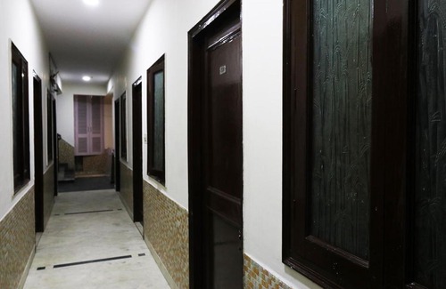 New Friends Colony Hotel | OYO Diamond Suite Near Lotus Temple
