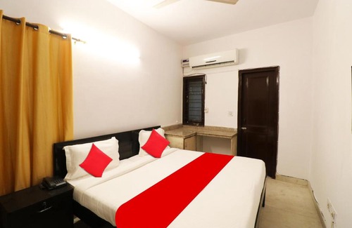 New Friends Colony Hotel | OYO Diamond Suite Near Lotus Temple