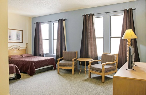 Mitte Cultural District Hotel | OYO Historic Cameron Hotel Brownsville I-69E