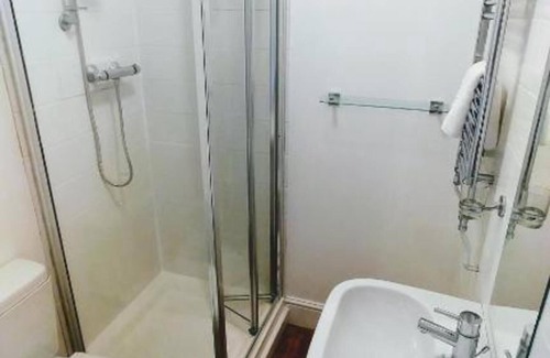Summertown House | OYO Lonsdale Guest House