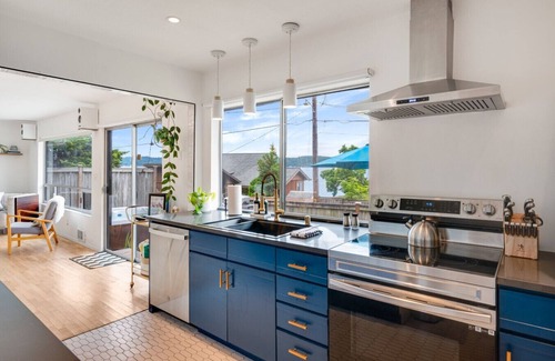 Belfair House | Oyster Pine Retreat - Waterfront w/Hot Tub & Kayak