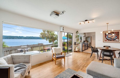 Belfair House | Oyster Pine Retreat - Waterfront w/Hot Tub & Kayak