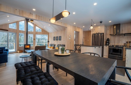 Saint-Raymond Ski Chalet | P'tit Plateau|Valley Bras du Nord|Vu|Sauna|River|Fire Place|EV Charger|Bike|SUP