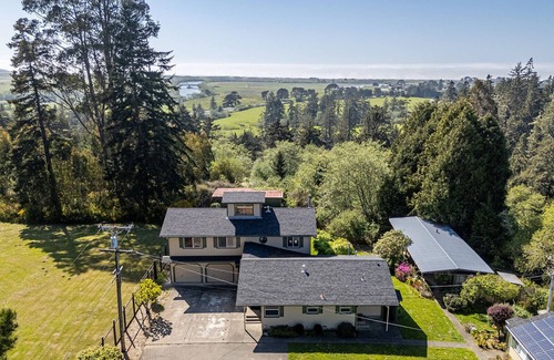 McKinleyville House | 🌊 Pacific Edge- Eclectic home with stellar ocean and pasture views, Deck, BBQ and Hot tub 🏡